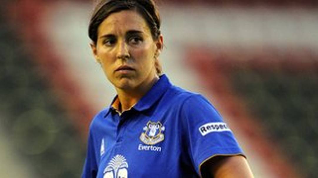 Solo nel 2004 l&#39;allenatore dell&#39;Everton donne venne a sapere della sua situazione e le offr un lavoro come allenatrice